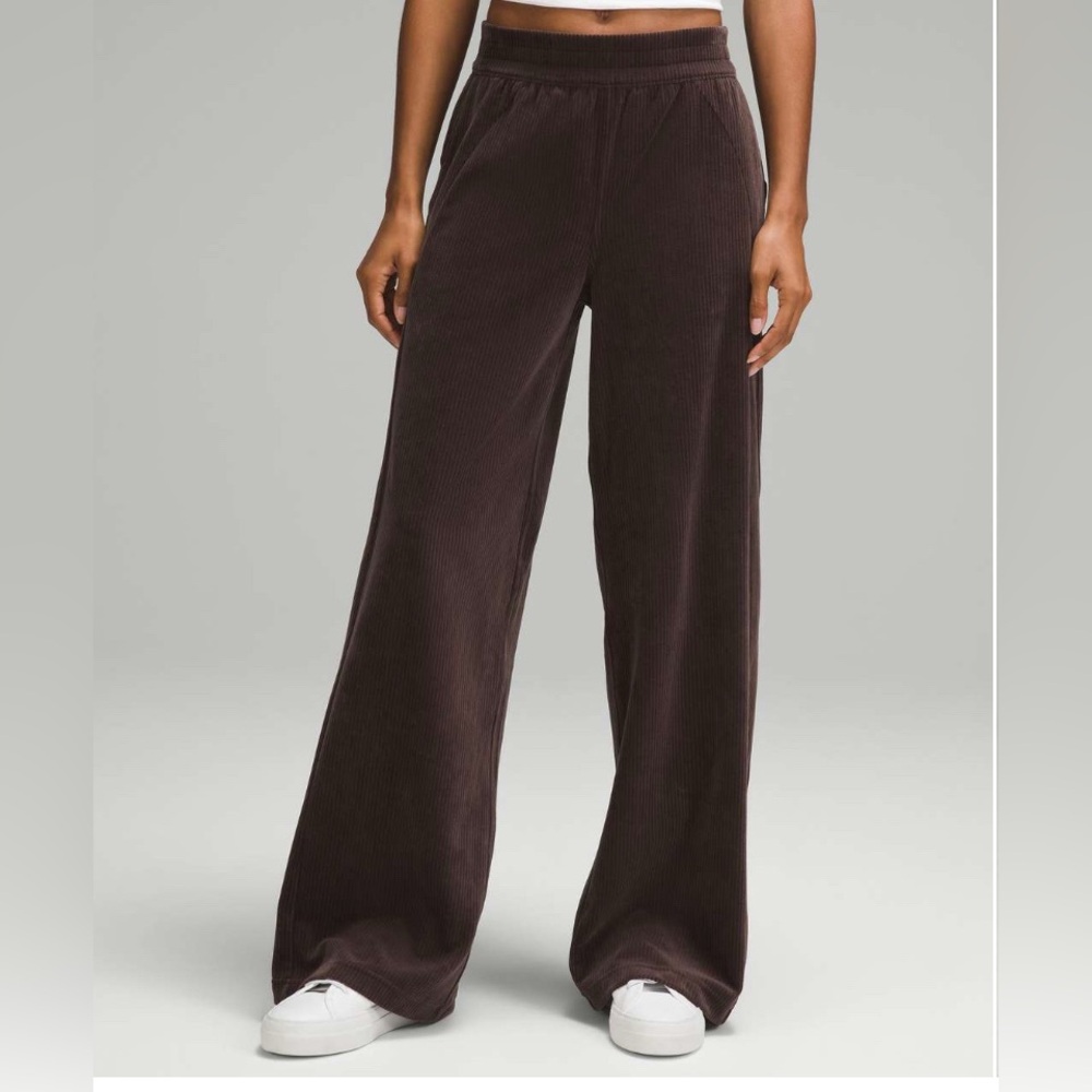 Lululemon Scuba Mid-Rise Wide-Leg
Pant *Velvet Cord
Espresso